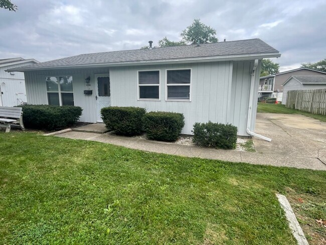 Building Photo - 4166 Camelot Dr