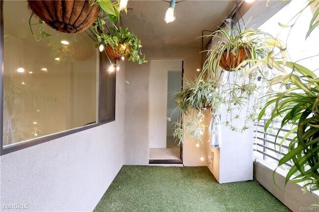 Building Photo - 4 br, 4 bath House - 13157 Victory Blvd