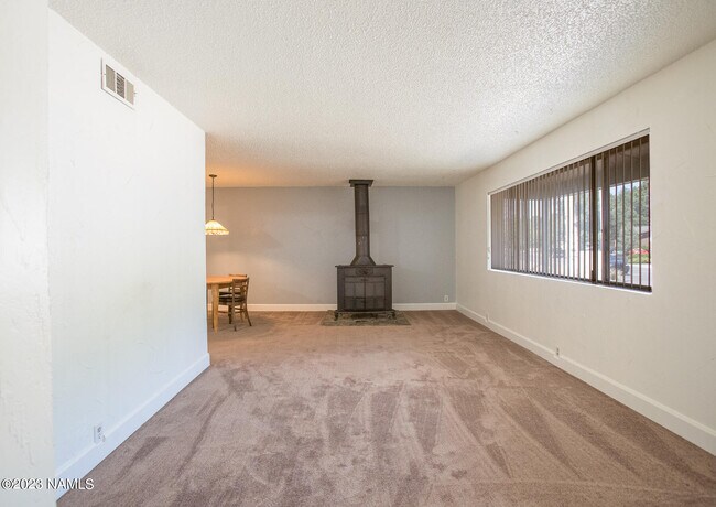 Building Photo - 637 E Zuni Dr