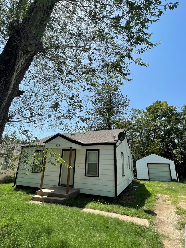 Building Photo - 939 S Summit St