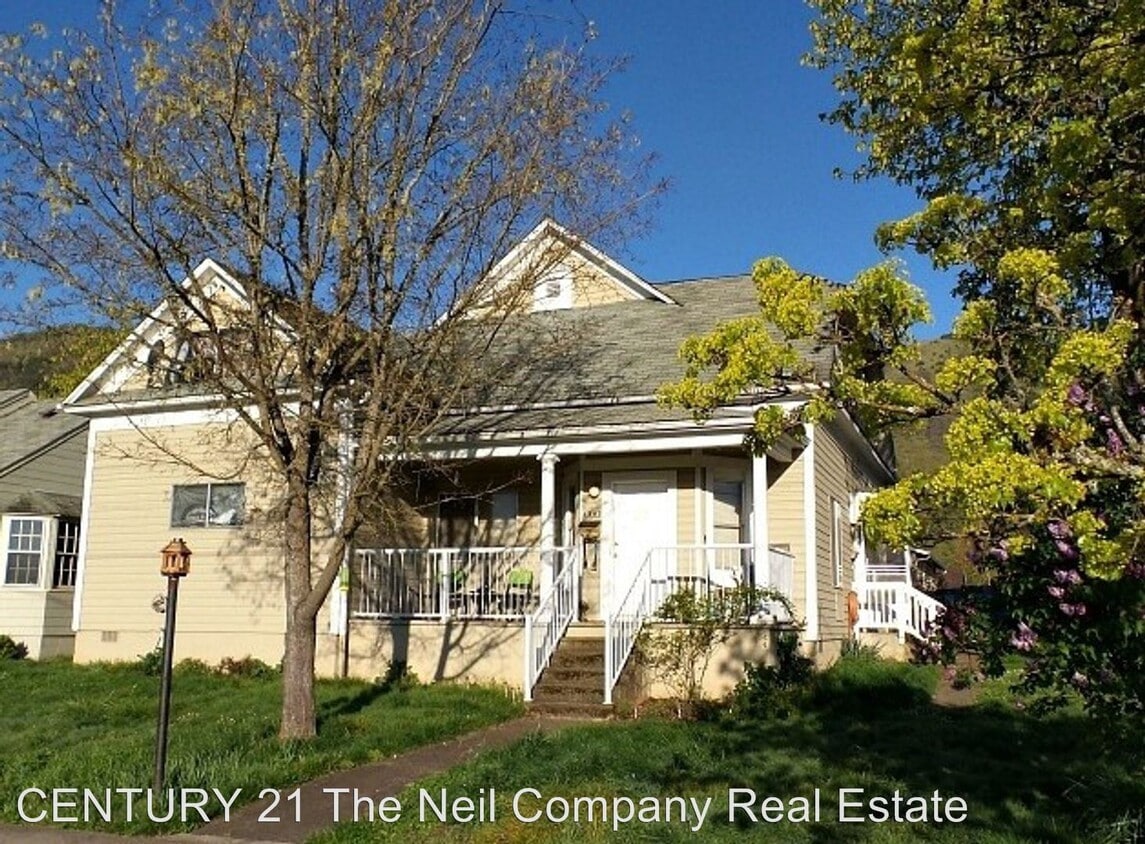 1302 SE Fullerton St, Roseburg, OR 97470 Apartment for Rent in
