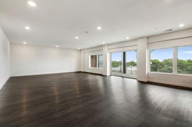 Open Living Area - 4361 S Congress Ave