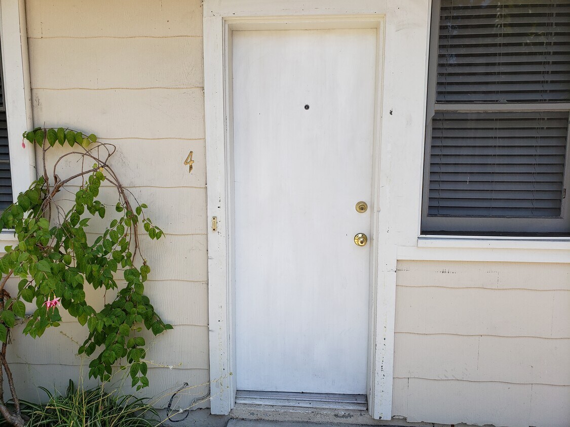 front - 2108 Stuart St