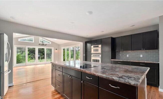 Building Photo - Newly Renovated Dream Home! 4BD + Study+ F...