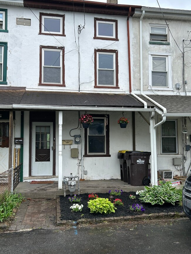 Building Photo - 629 Summit St