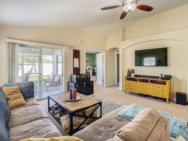 Foto del edificio - Three Bedrooms Plus private office.