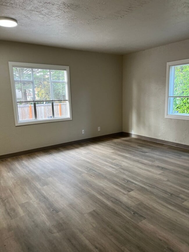 Building Photo - (949) Harrison Street Plex - 2 Bedroom / 1...