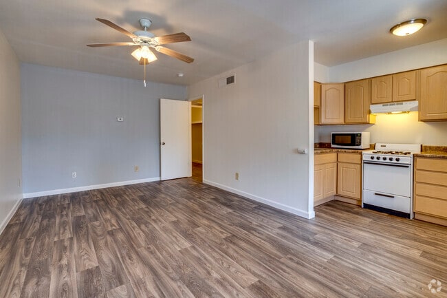 Living Room - 1BR, 1BA - 525SF - Park Shadows