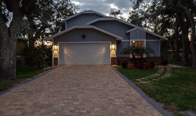 Building Photo - 4440 Saxon Dr