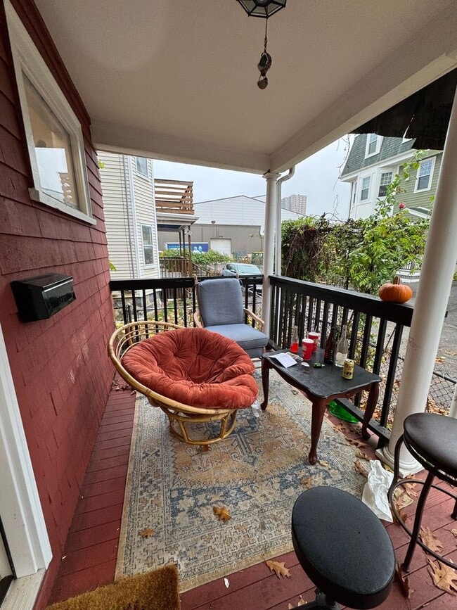 Single-Family House in Allston, In-Unit Laundry, Porch, Central Heat/AC, Parking, Eat-in Kitchen - Single-Family House in Allston, In-Unit Laundry, Porch, Central Heat/AC, Parking, Eat-in Kitchen
