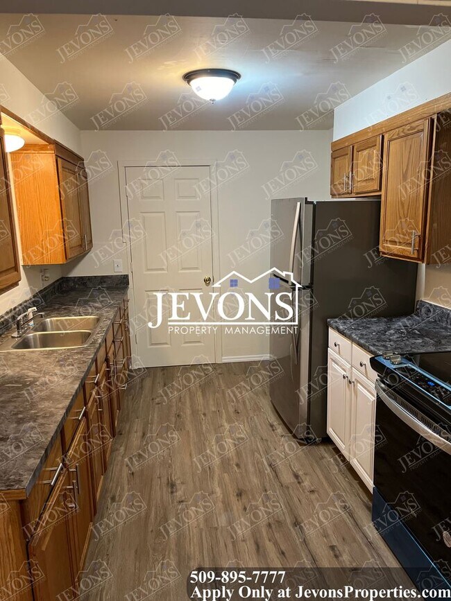 Foto del edificio - Enjoy the new appliances in this lovely single-family home located in the heart of Tacoma