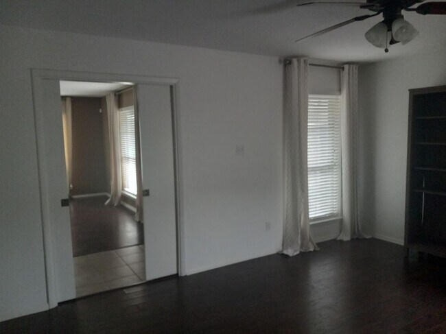Foto del edificio - 5003 Ledgestone Dr