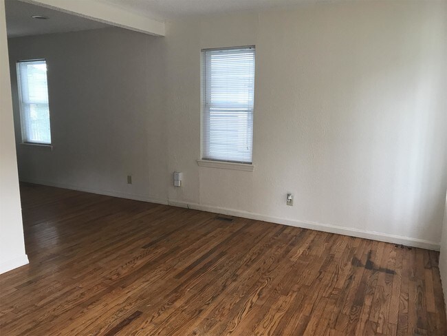 Foto del edificio - 5819 Greenfield Ave