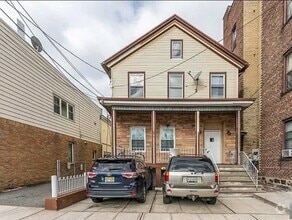 Building Photo - 2015 Summit Ave