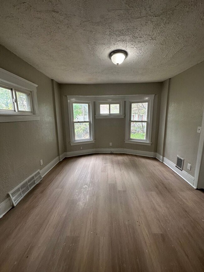 Foto del edificio - Cleveland East Side 3BR Single