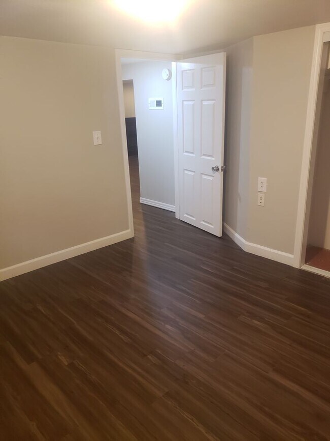 Building Photo - Cute 2 bedroom