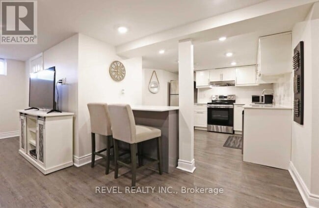 Building Photo - 213 Rosedale Dr