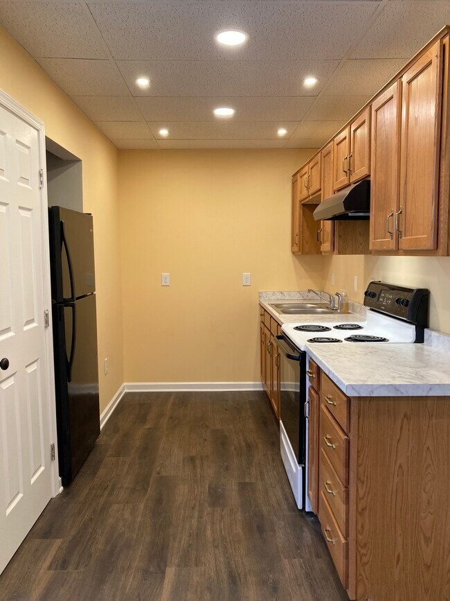 Kitchen - room for a baker's rack, microwave cart, or bistro table & chairs - 109 E Main St