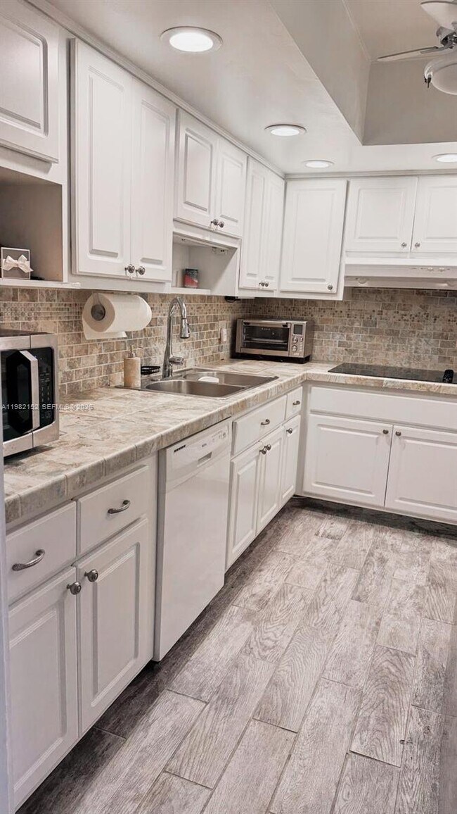 Foto del edificio - 400 Kings Point Dr