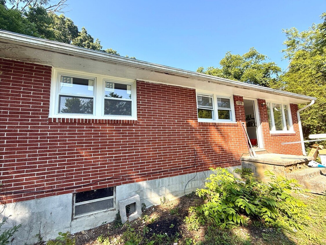 Building Photo - 129 Tee St