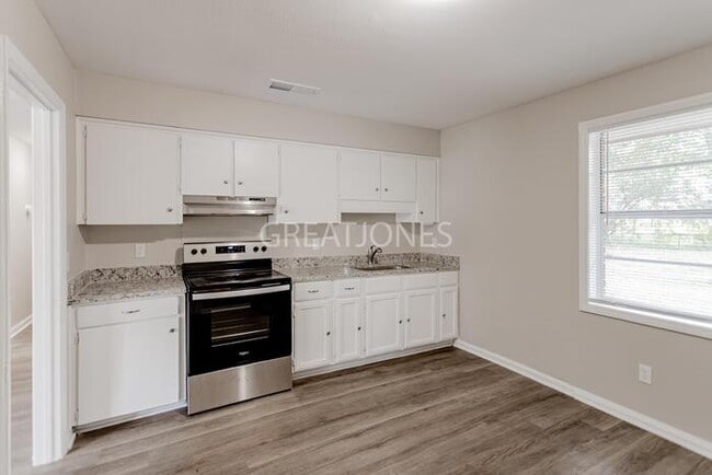 Building Photo - 2332 Watkins Dr