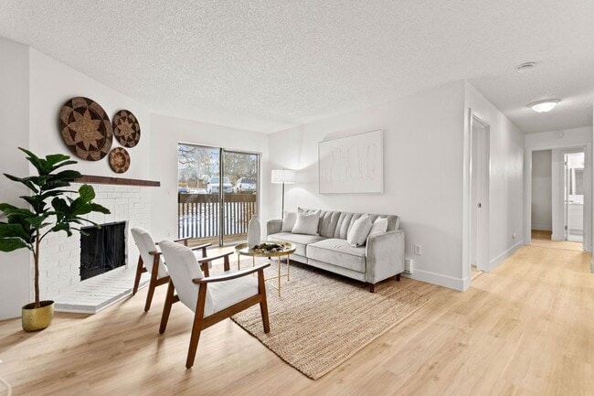 Building Photo - Huge 2 Bedroom condo right off Light Rail!