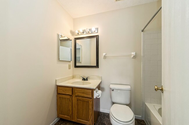Foto del edificio - 3021 Briar Ridge Rd