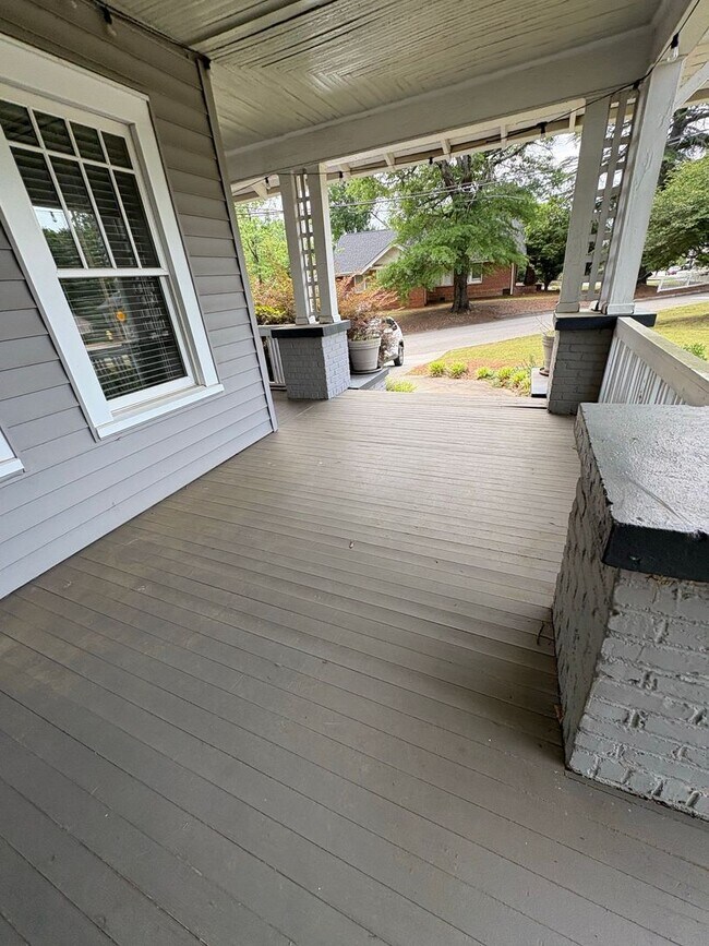 Foto del edificio - 3 Bedroom 1.5 bathroom home on East North ...