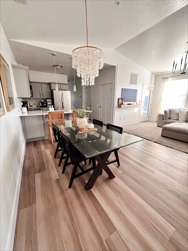 Foto del edificio - Pet Friendly 3-Bedroom Condo! Get $500 Off on the first month Rent if signed and move in by March 1s