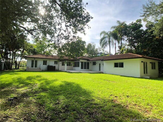 Foto del edificio - 4733 Santa Maria St