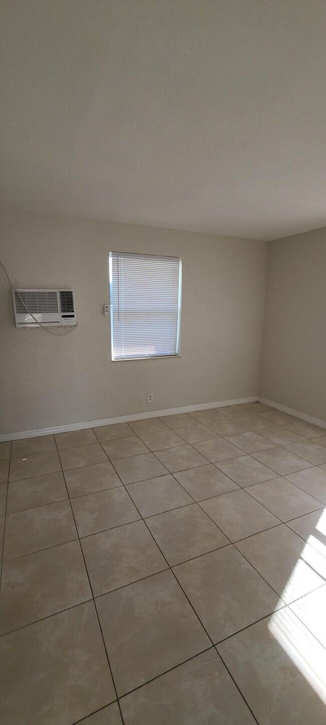 Foto del edificio - 1681 Silver Beach Rd