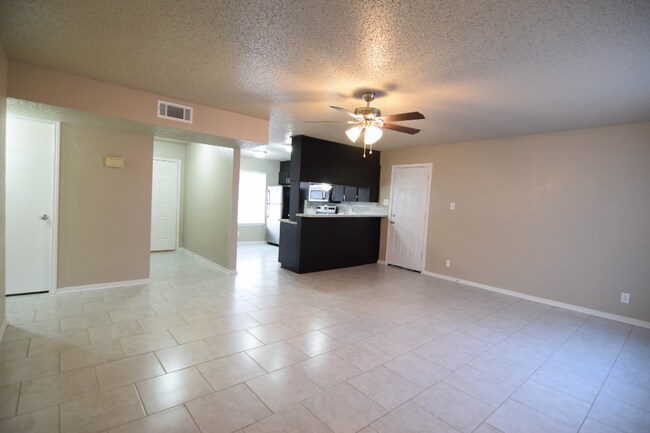 Building Photo - 521 Lisa Cir