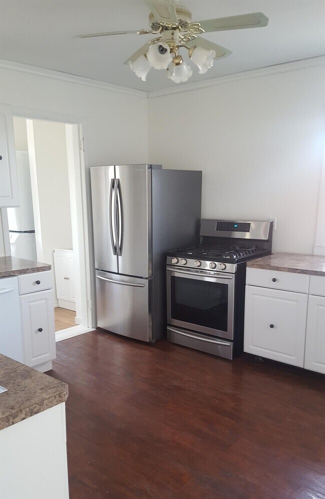 Photo du bâtiment - 3 Bed 1 Bath Unit in Olds, AB