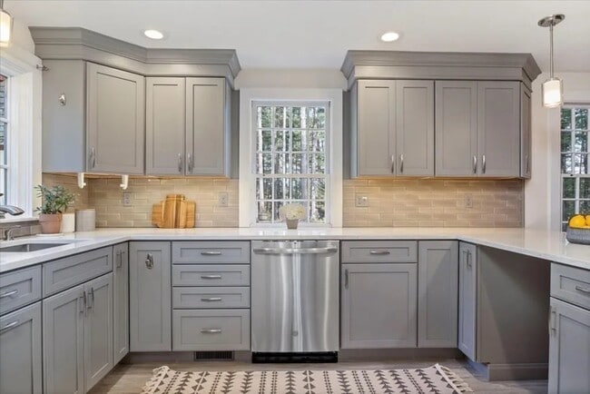 Building Photo - 16 King Philip Trl