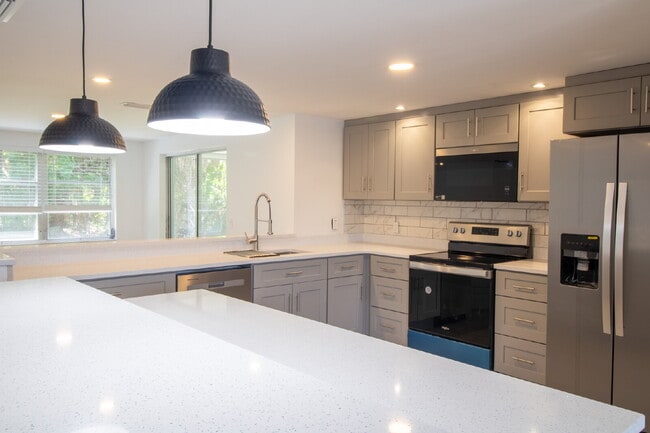 Building Photo - Beautiful 3/2 house in Gulf Harbor