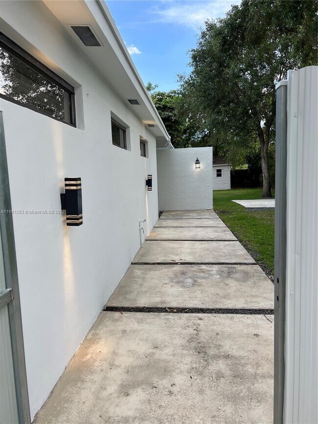Building Photo - 6440 SW 81st St