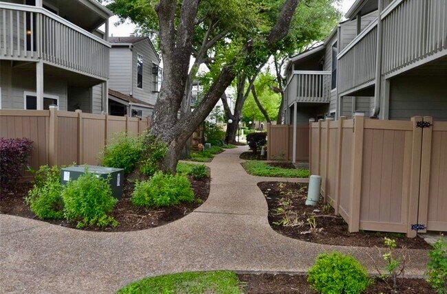 Building Photo - 2379 Briarwest Blvd