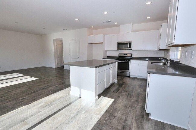 Foto del edificio - Beautiful Lincoln Home Available in May!