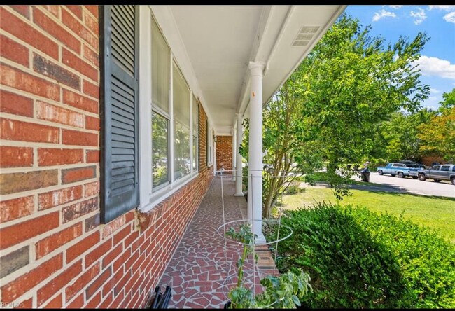 Building Photo - 726 Sir Walter Cir