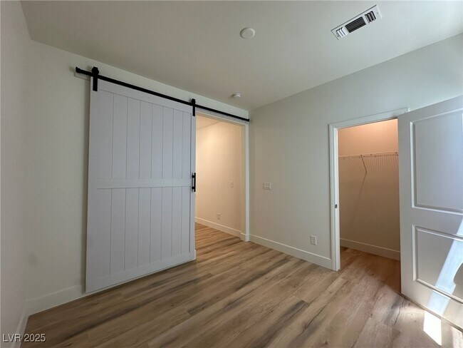 Foto del edificio - 6988 Sylmar Ave