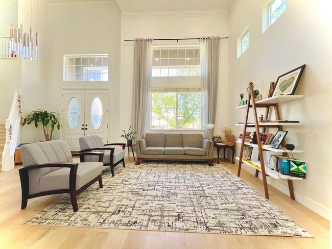 Building Photo - Gorgeous Serrano home in gated community c...