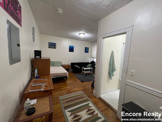 Building Photo - 386 Riverway