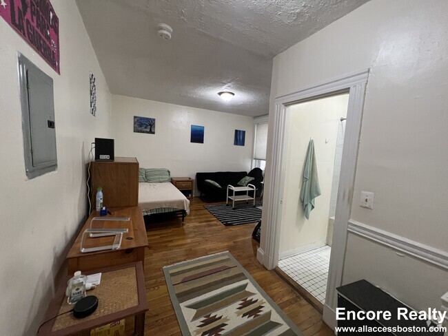 Building Photo - 386 Riverway