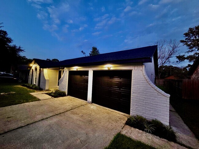 Foto del edificio - 15218 Falcon Ridge Dr