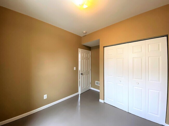 Building Photo - Open concept 2br South Side lower unit