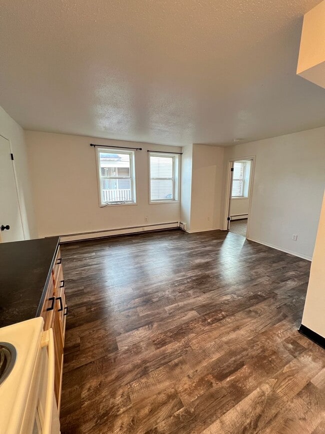 Building Photo - Renovated 2 Bedroom Apartment - AVAILABLE AUGUST!