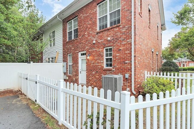 Building Photo - Beautiful End Unit 3BD/2.5BA Townhome in t...