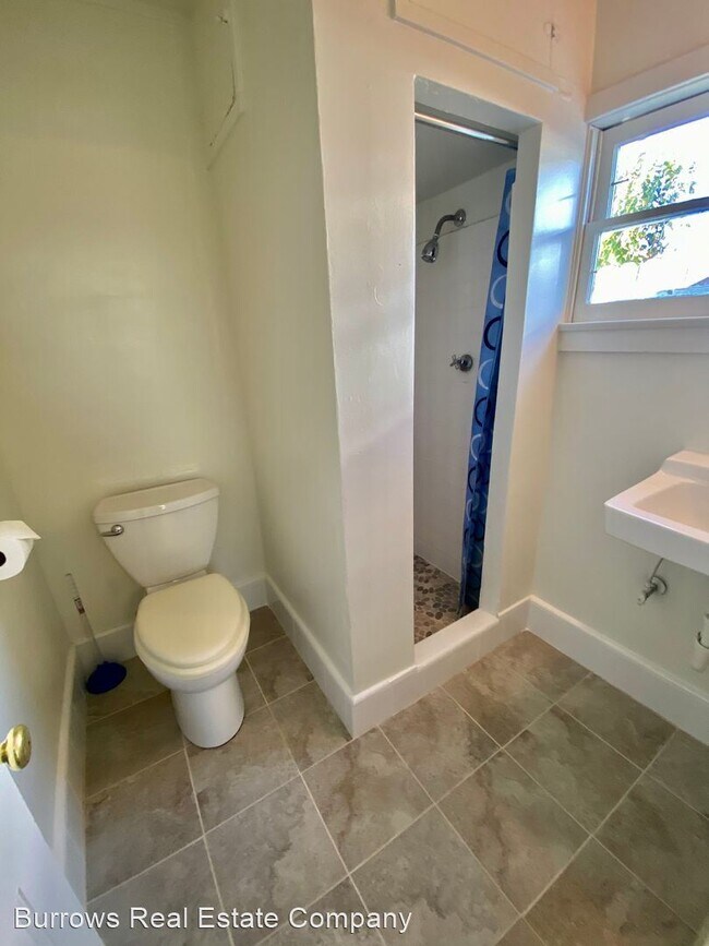 Foto del edificio - 1 br, 1 bath House - 277 W. Mission Avenue...