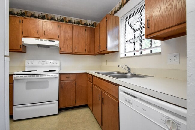 Building Photo - Spacious 2 Bed, 2.5 Bath Townhouse in Sout...
