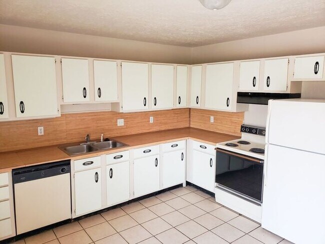 Building Photo - AVAILABLE NOW! 2 Bed/1.5 Bath Townhouse in...
